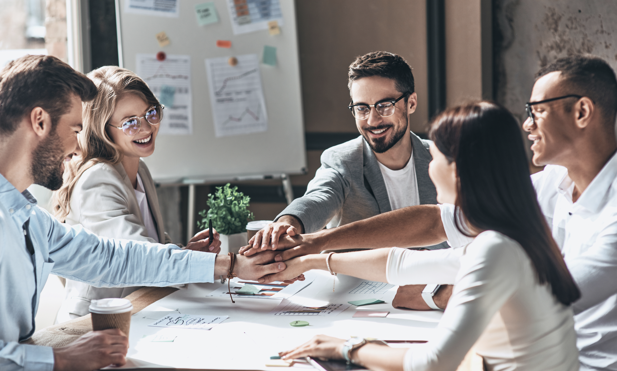 Résolution de problèmes en équipe autour d'une table au travail